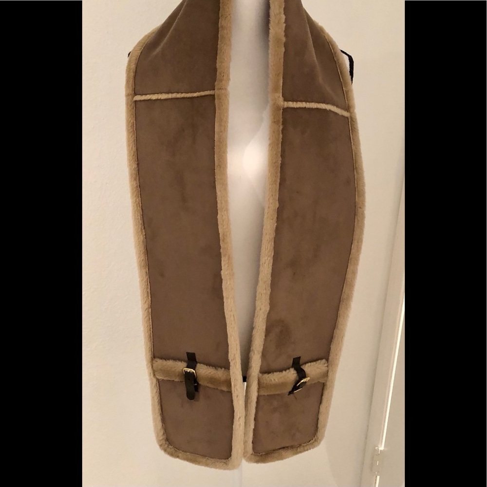 Calvin Klein suede w/ pockets 70” faux fur scarf - Picture 3 of 5